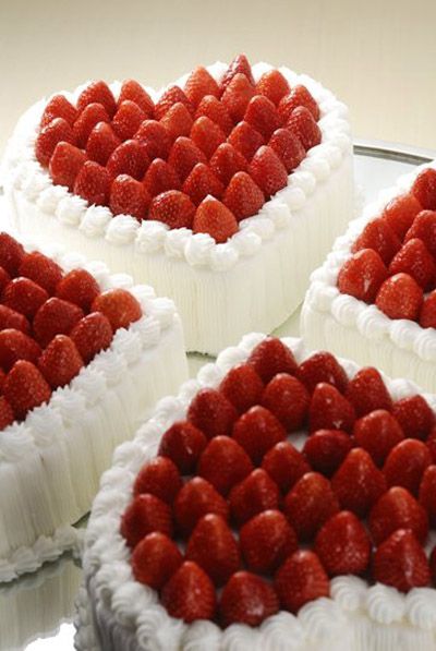 Heart cake with whipped cream: White with strawberries