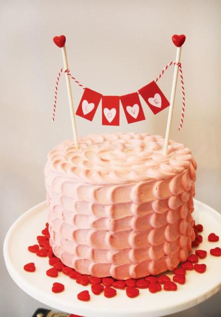 Heart cake with whipped cream: scale-style decoration