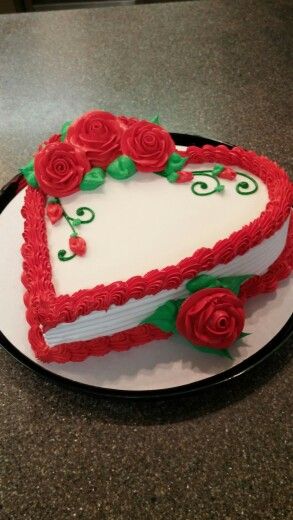 Heart cake with whipped cream: With roses