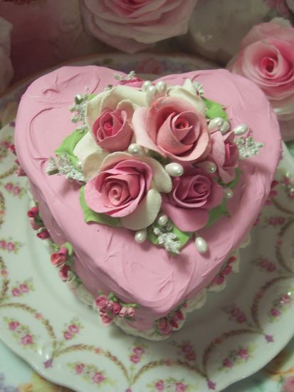 Heart cake with whipped cream: pink
