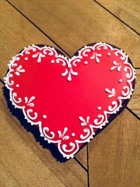 Heart cake: Red with white arabesque
