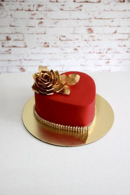 Heart cake: Red with golden flower
