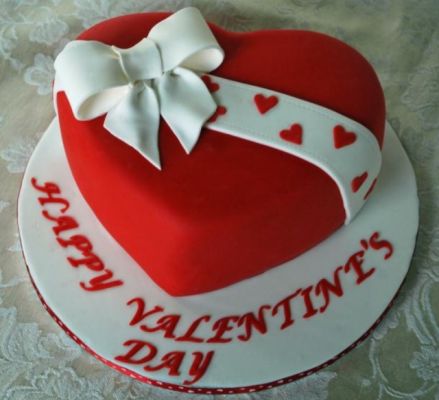 Heart cake: Red with white bow