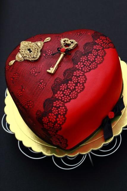 Heart cake: Red with black lace