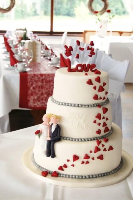 Heart wedding cake: With 3 floors