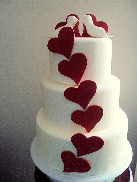 Heart wedding cake: With doves on top