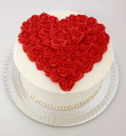 Heart cake for Mother's Day: With heart of flowers