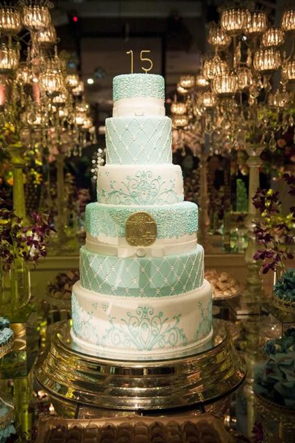 How to organize a 15th birthday party: Tiffany blue and white cake
