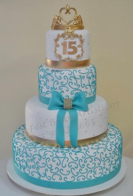 How to organize a 15th birthday party: Blue and white cake
