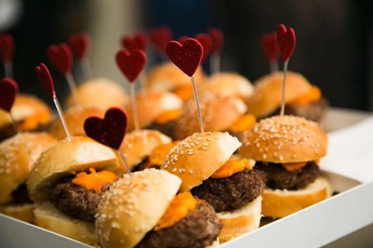 How to organize a 15 year party: Menu with mini hamburger