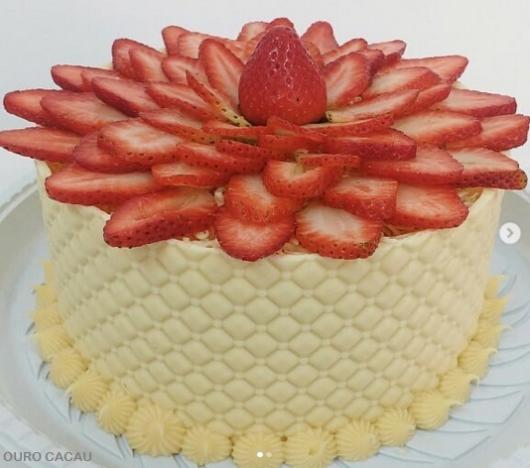 white chocolate cake with strawberries