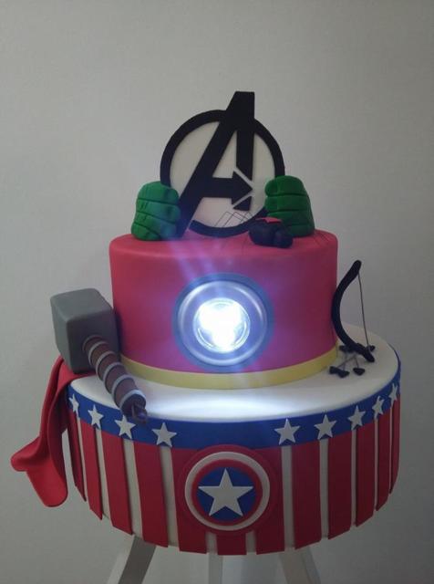 See how sensational this fake Avengers cake with light 