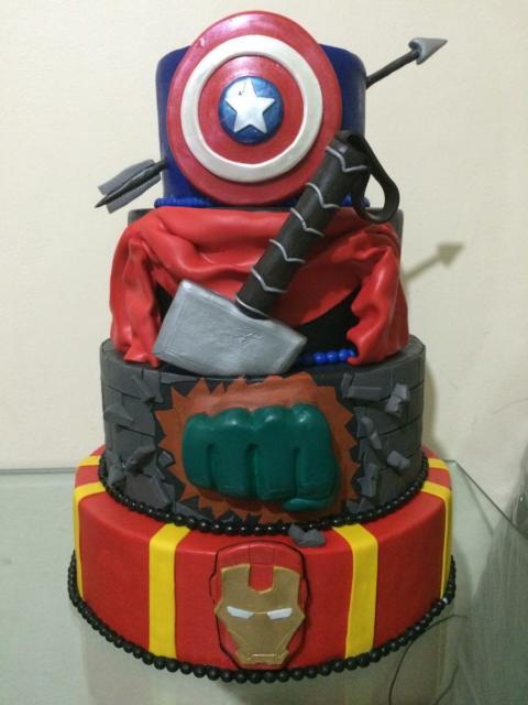 See what an incredible cake to complement the Avengers decor