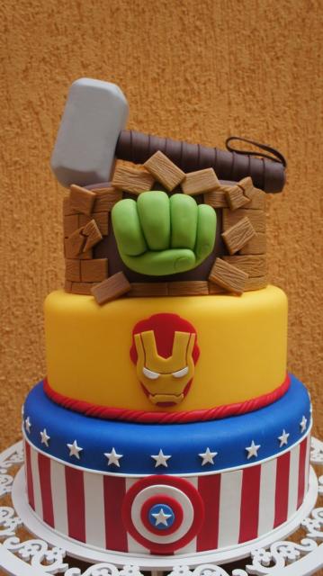 Biscuit Avengers scenographic cake