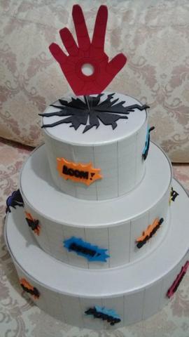 Different cake to decorate the Avengers party