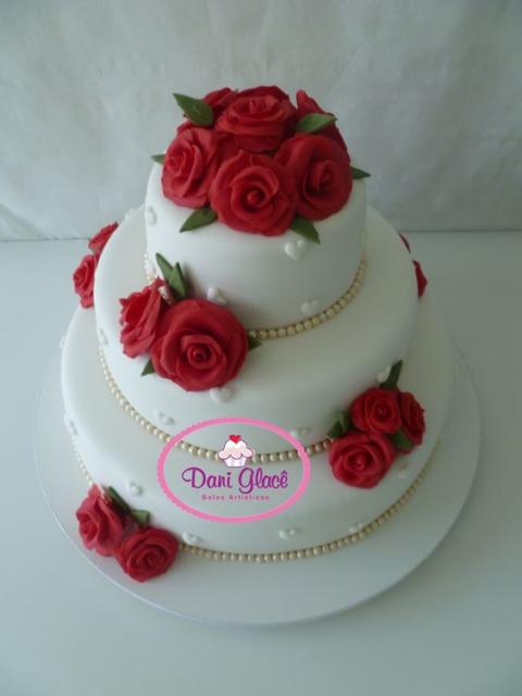 american paste cake with red roses