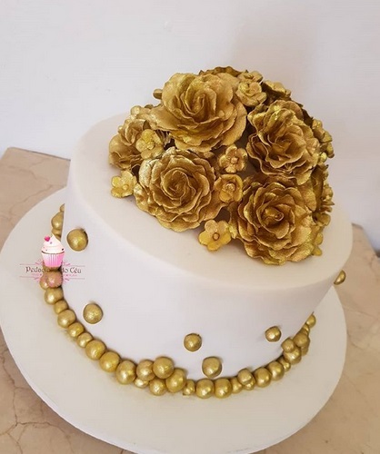 american paste cake with golden roses