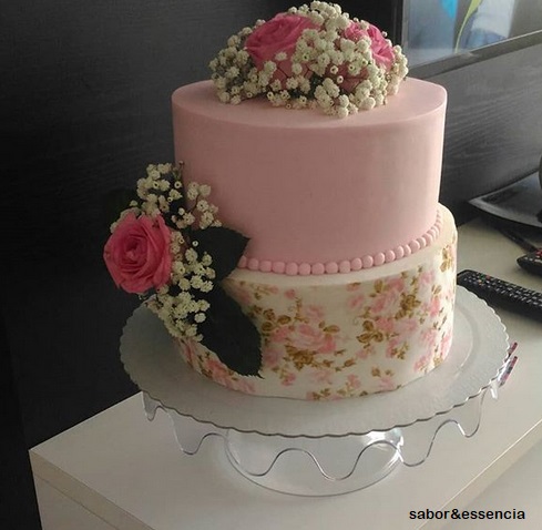 2-story cake with natural flowers