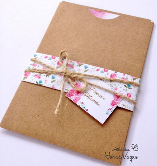 Invitation envelope in kraft paper with flower closure