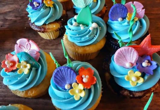 Cupcake with flower decoration, pearl and shell.