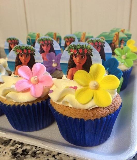 Cupcakes decorated with flowers and Moana's topper.
