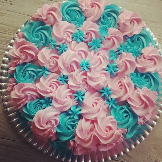 Decoration tip made with blue and pink whipped cream