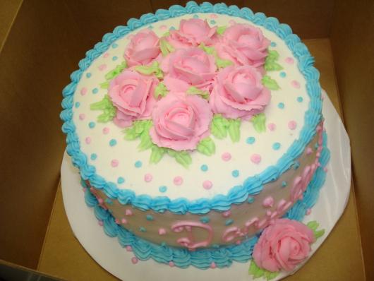 Simple idea of ​​cake decorated with pink flowers