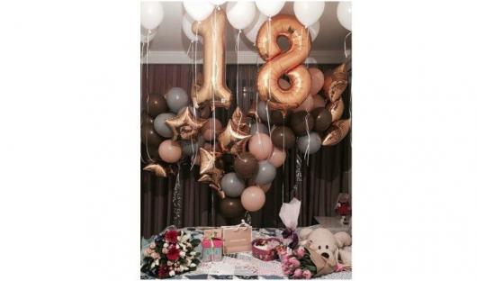 Golden number balloons in 18th birthday party decoration