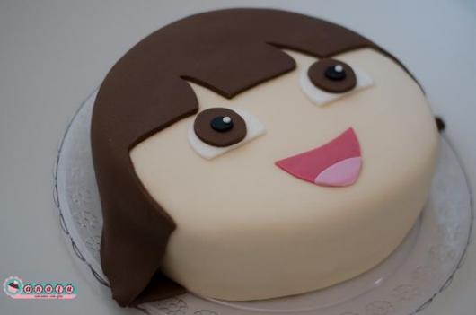 One layer cake with the face of the adventurous Dora.