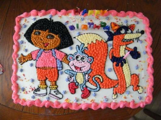 Cake with characters from Dora Aventureira drawn with whipped cream.