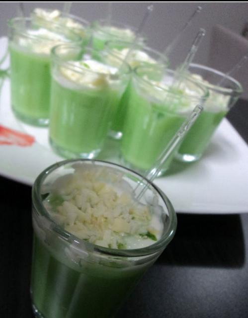 Kiss of cup in green color with caipirinha