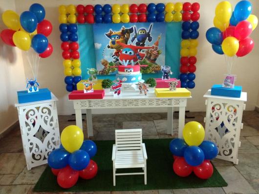 Provençal Super Wings Party Decoration with Balloon Sculptures