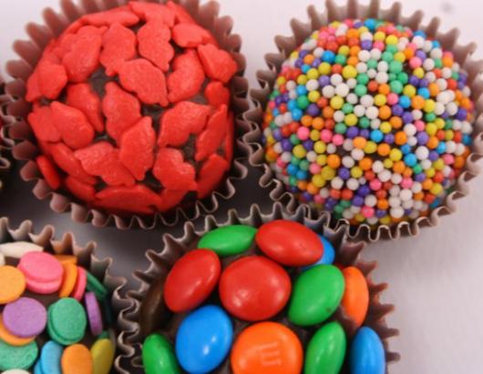 how to make colorful candies with brigadeiro