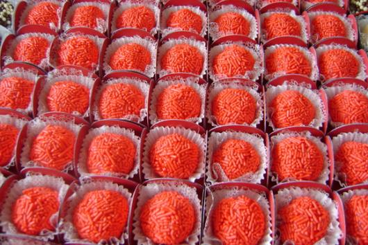 colorful candies with strawberry brigadeiro