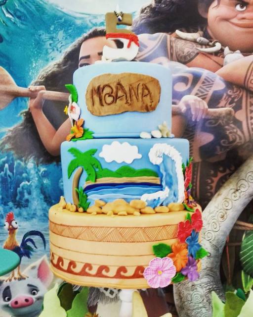 fake Moana cake with beach scenery