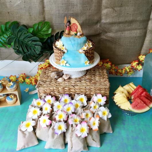 fake Moana cake with details