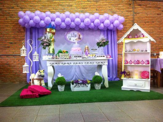 Provencal Rapunzel party decorated with grass carpet and castle-shaped souvenir cupboard