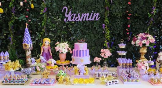 Rapunzel Baby Party decorated with dolls and English wall