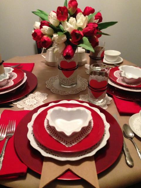 simple red table decoration