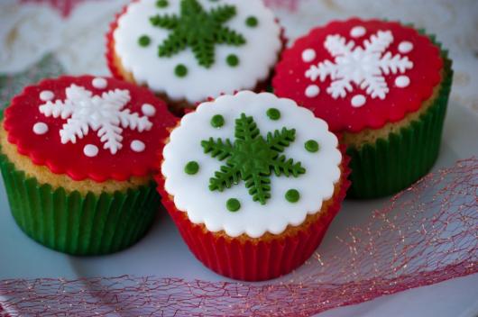 Christmas cupcake red white and green powdered milk paste appliqué