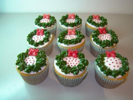 Christmas cupcake decorated with whipped cream garland