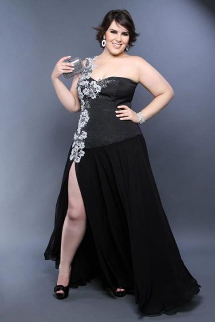 Model wears black dress with details of side flowers, strapless strap.