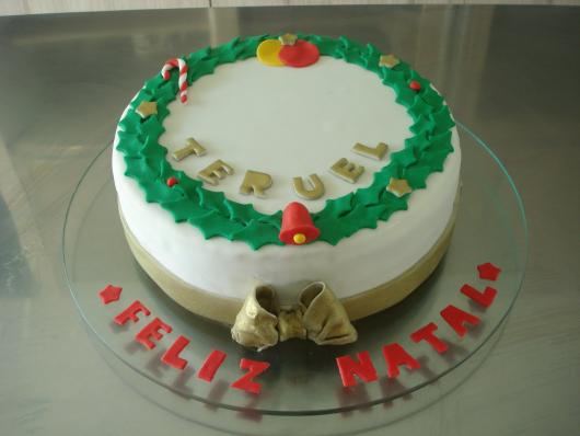 Simple American paste Christmas cake with bow detail