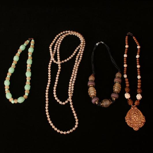 Costumes-60s-female necklaces