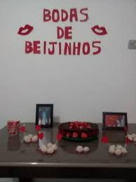 table decorated with kisses for the wedding of kisses