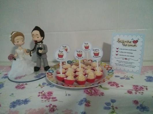 miniatures of the couple, with kisses and a sweet recipe on the side