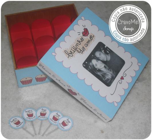 kissing box with photos of the couple