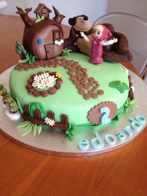 Green cake with the characters, the bear house and other details on top.