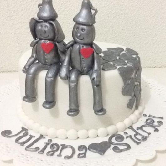 White cake with zinc dolls on top.