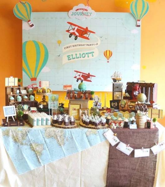 Balloons and planes used in the decoration.